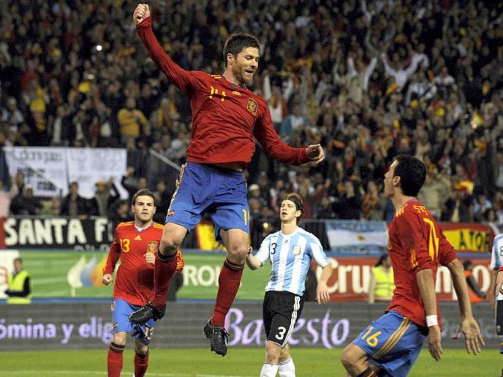 Xabi Alonso celebra el gol del triunfo frente a Argentina antes del mundial