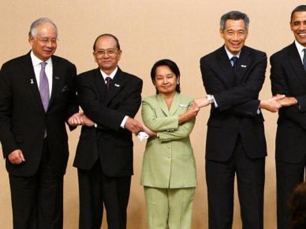 Los mandatarios de Malasia, Birmania, Filipinas, Singapur, EE. UU., Tailandia, Vietnam, Brunei y Camboya, ayer, en Singapur.