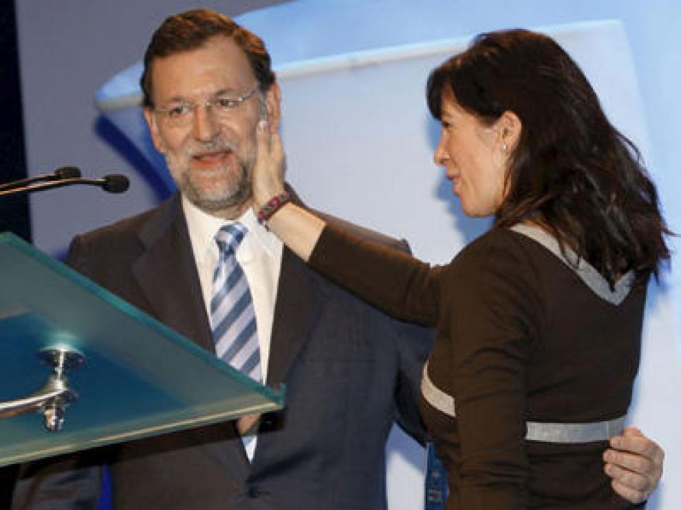 Alicia Sánchez-Camacho, presidenta del PPC, saluda a Rajoy