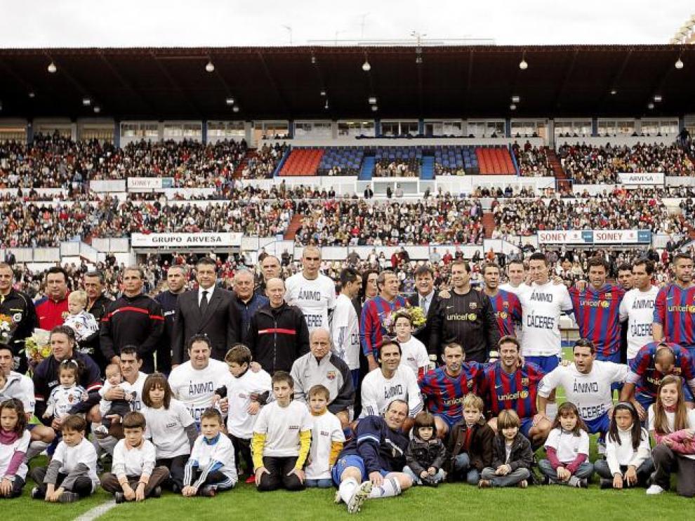 Los verdaderos protagonistas del partido, los niños, posaron con los veteranos del Real Zaragoza y el Barcelona frente a las pobladas gradas del municipal.