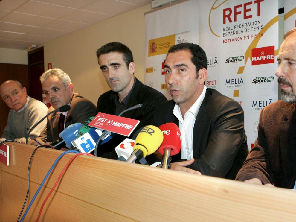 Albert Costa, junto con otros representantes del equipo español de tenis