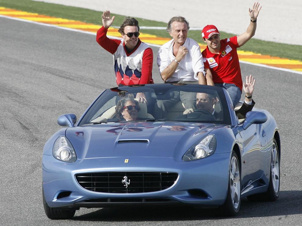 Los pilotos Alonso y Massa, con el presidente de Ferrari Luca Cordero di Montezemolo junto a Francisco Camps y Rita Barberá, ayer domingo, en el circuito valenciano de Cheste.