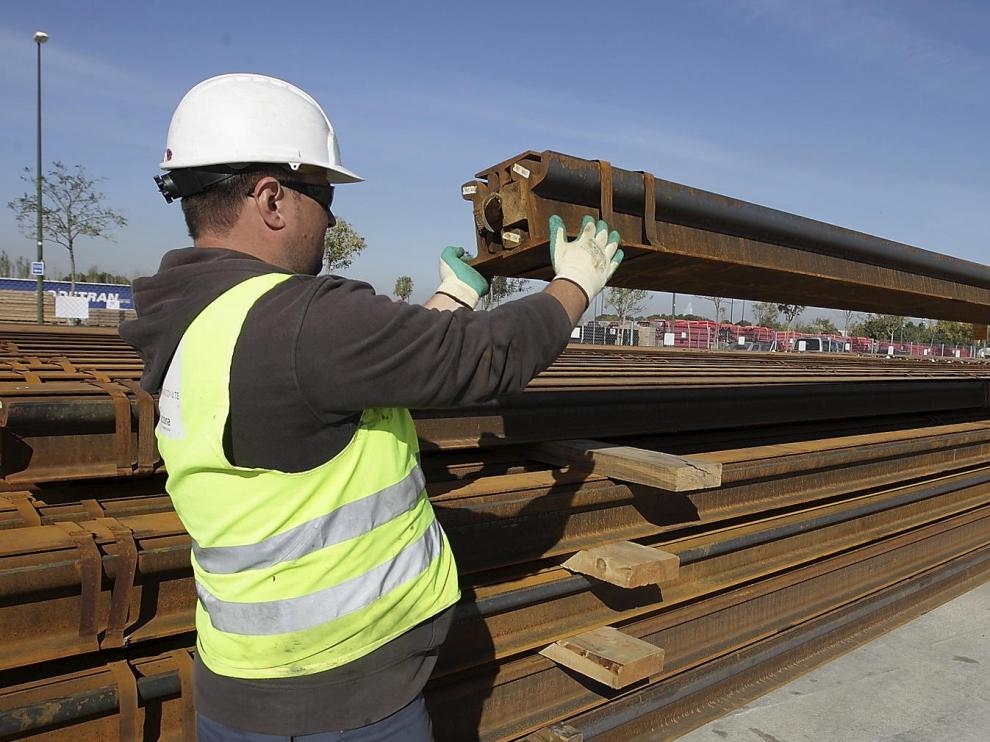 Las primeras vías del tranvía ya están en Zaragoza