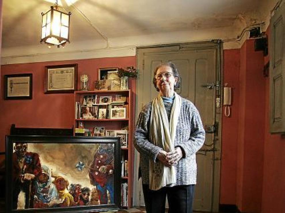 Pilar Burges en una imagen de 2006 y Joaquina Zamora en su estudio, en 1918, junto a su obra 'Coloquio baturro'.