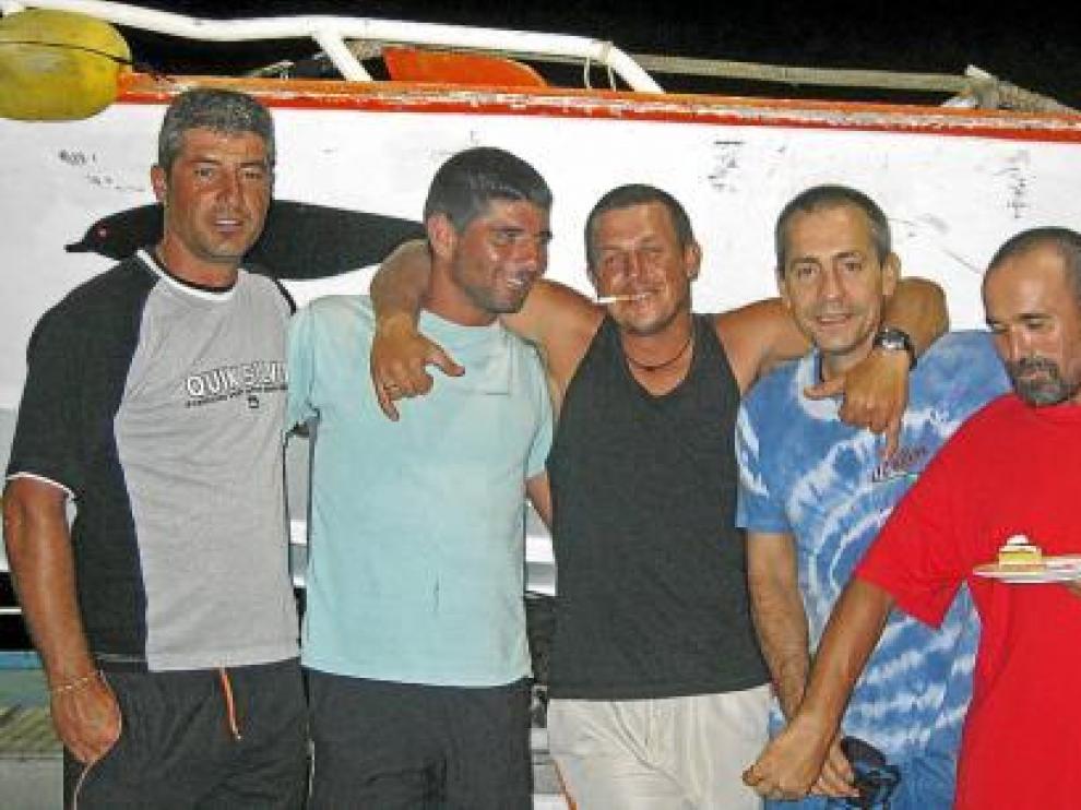 Miembros de la tripulación del 'Alakrana', antes de ser secuestrados.