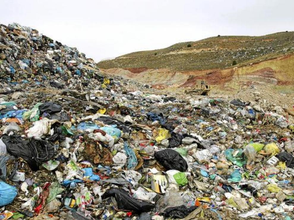 El proyecto que estudia el Ayuntamiento permitiría reciclar los plásticos que se vierten con la basura