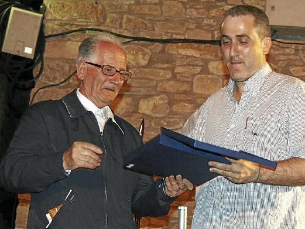 Leminyana (izquierda), con el alcalde de Roda en junio de 2008, cuando fue homenajeado por la Ribagorza