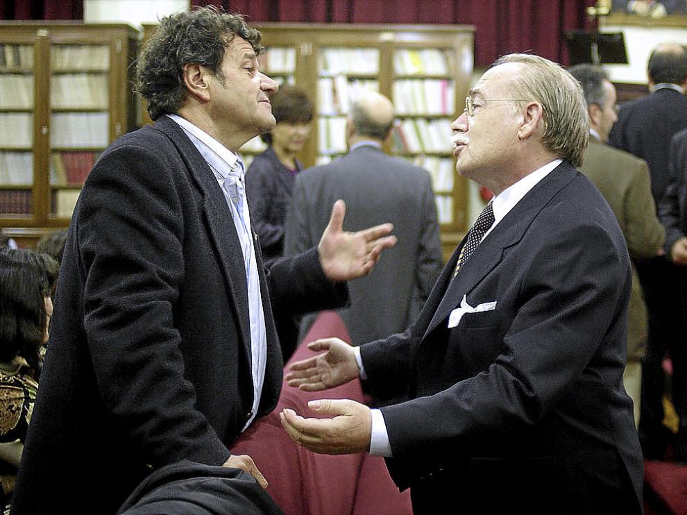 Juan Carlos Bastarós -a la izquierda- saluda a Carlos Valcarreres en la Real Academia de Medicina