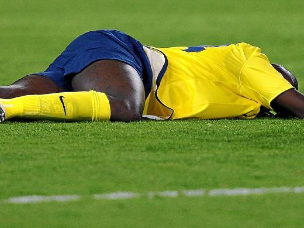 El barcelonista Yaya Touré, tendido sobre el césped durante un partido