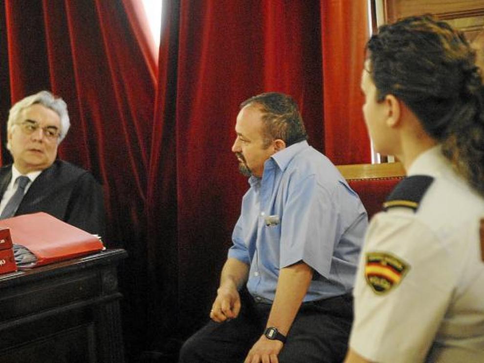 Tomás Ejea, a la derecha, durante la celebración del juicio habla con su abogado, Enrique Trebolle