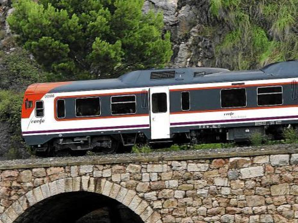 Un tren de pasajeros, a su paso por Murillo de Gállego, el pasado verano