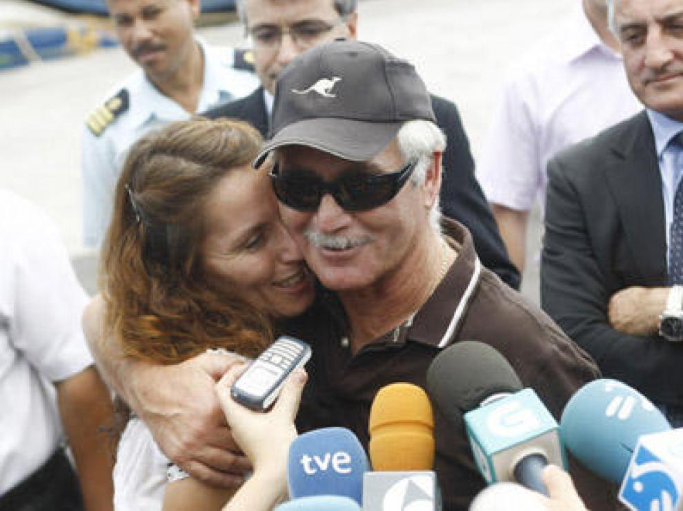 Ricardo Blach, patrón del Alakrana, abraza a su hija Cristina, al llegar a Puerto Victoria.