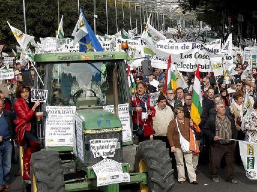 Agricultores con sus tractores durante la manifestación de ayer en Madrid para defender el futuro del sector.