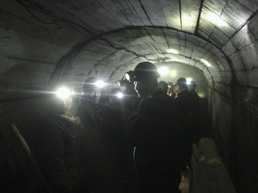 Un equipo de rescate busca los mineros sepultados por la explosión de gas en China.