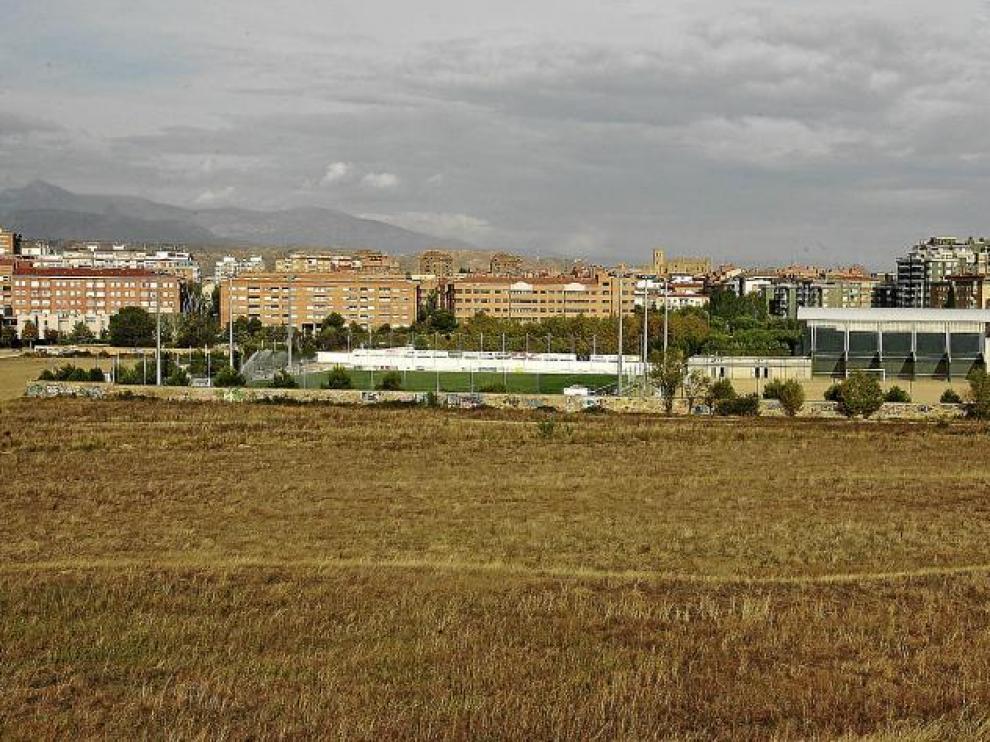 Terrenos junto al complejo deportivo San Jorge de Huesca donde se planea construir el nuevo campo de fútbol del Alcoraz.