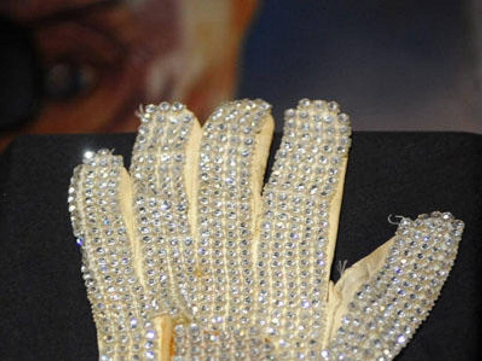 Vendido por 350.000 dólares el guante del primer "moonwalk" del rey del pop