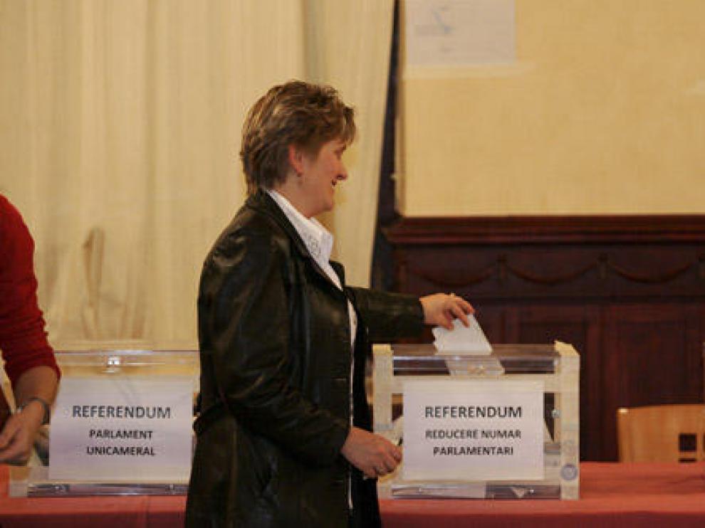 Una ciudadana rumana vota en el Casino de Huesca.