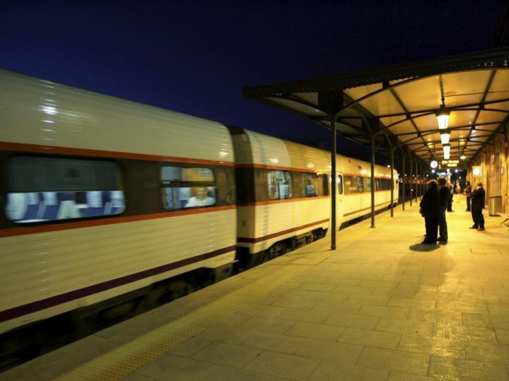 Un TRD 594 partía ayer tarde de la estación de Teruel con destino a Zaragoza.