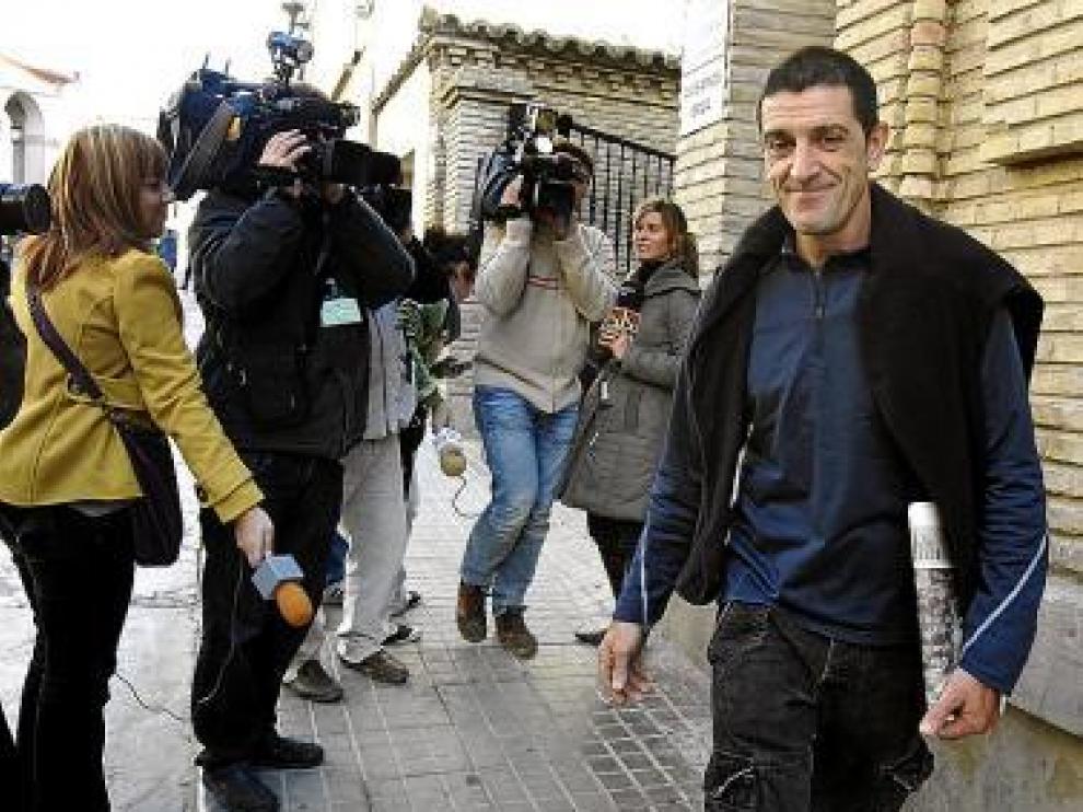 Alejandro Coloma, cuando accedía ayer a la Audiencia de Huesca.