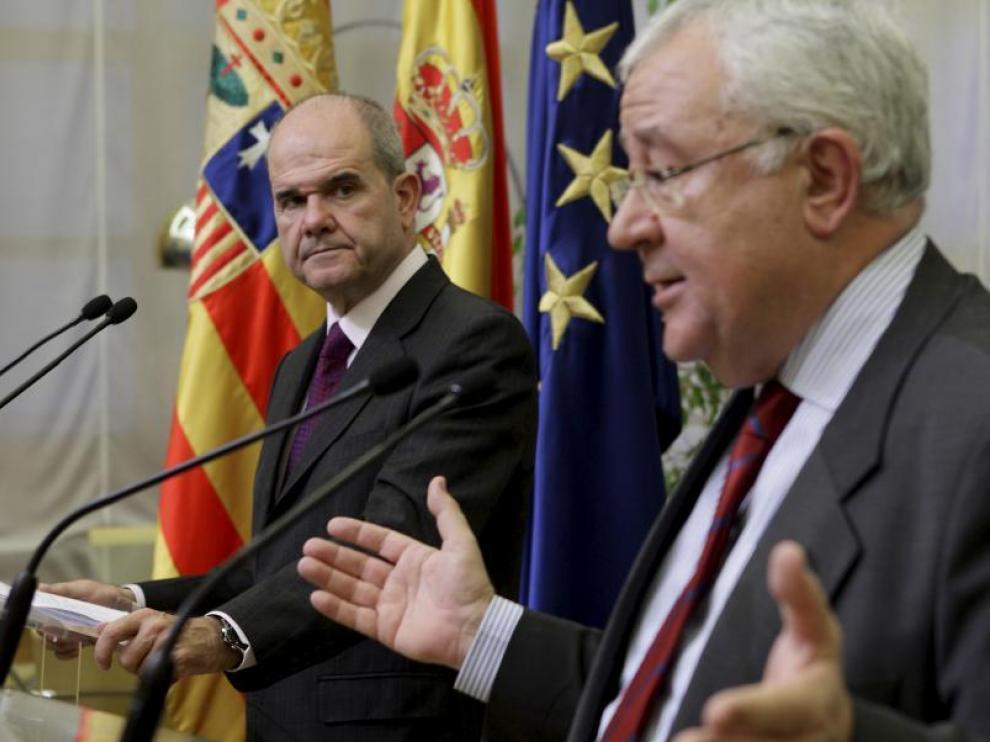 El ministro Manuel Chaves observa al vicepresidente de la DGA, José Ángel Biel, ayer en Zaragoza.