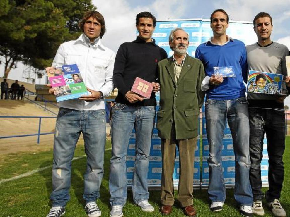 Ponzio, Jorge López, López Vallejo, Gabi y Ayala, junto a un intruso en el campo: Esteban Sarasa, responsable aragonés de Unicef.