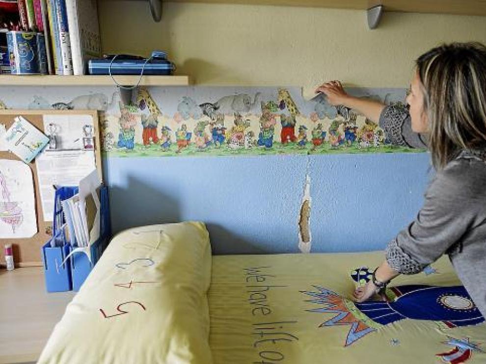 Mercedes Ramos muestra una de las grietas, en el cuarto de su hijo.