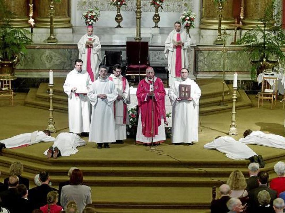El cardenal Desmond Connell, mientras oficia una misa en una iglesia de Dublín, en 2002