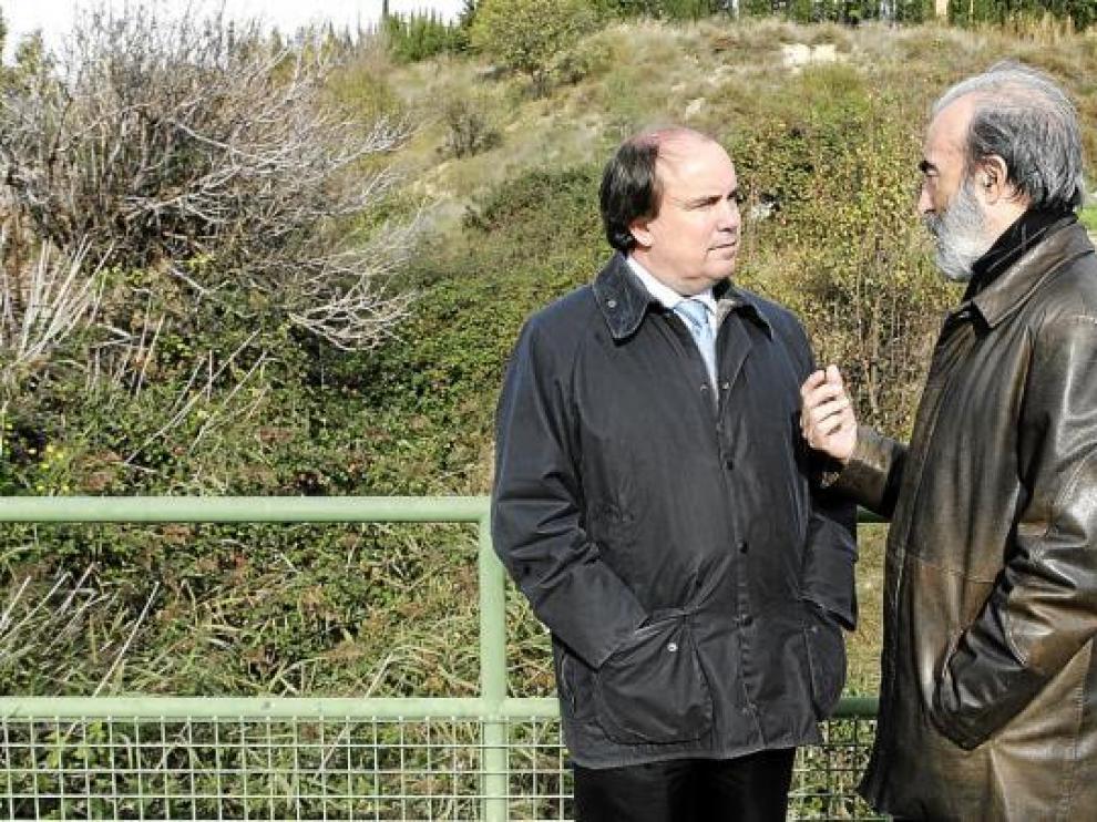El presidente de la CHE, Rafael Romeo, con el alcalde de Huesca, ayer en su visita a la ciudad.