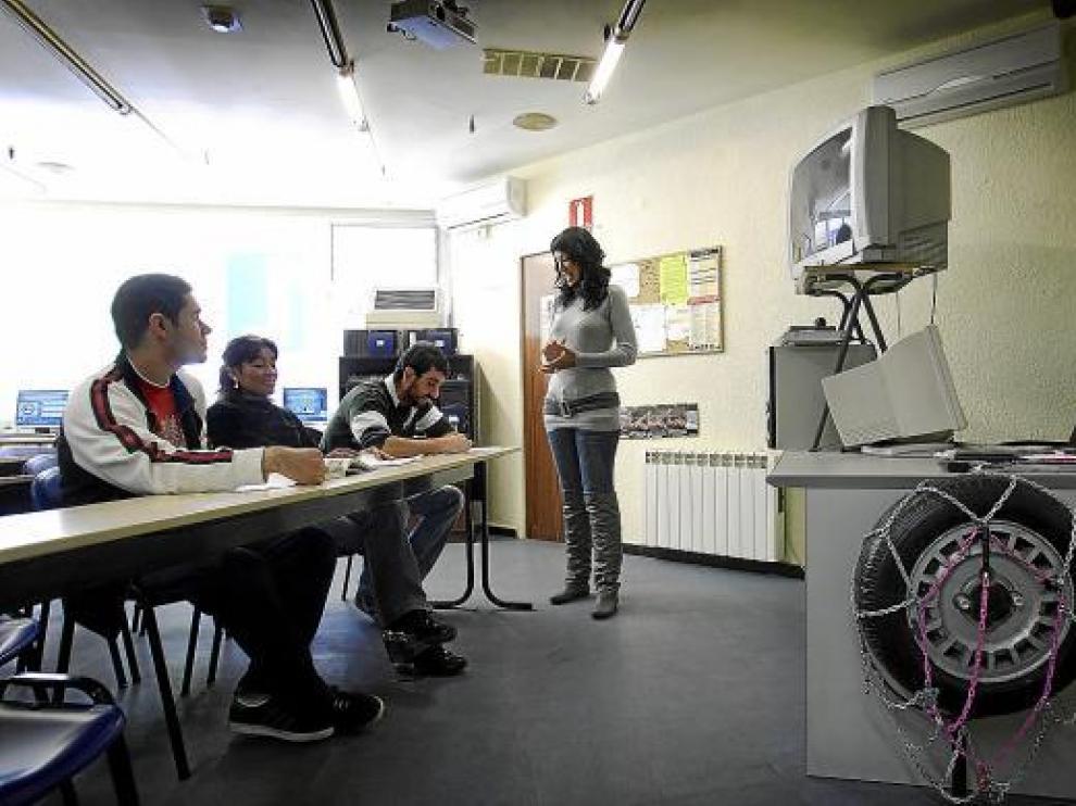 Un grupo de alumnos asiste a una sesión teórica en una autoescula.