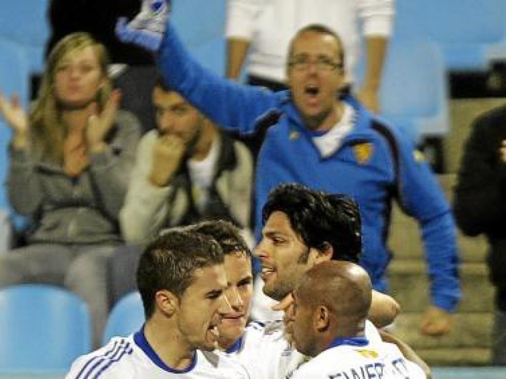 Los jugadores del Zaragoza celebran un gol