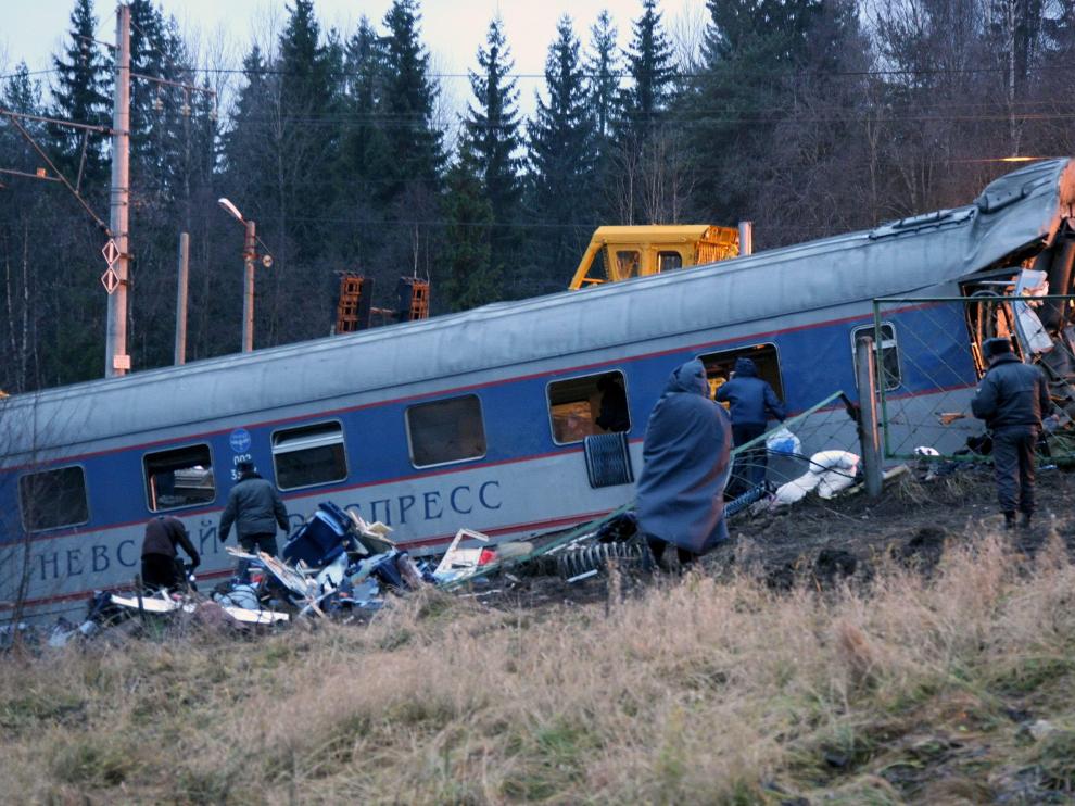 Varias personas buscan heridos entre los restos tren descarrilado