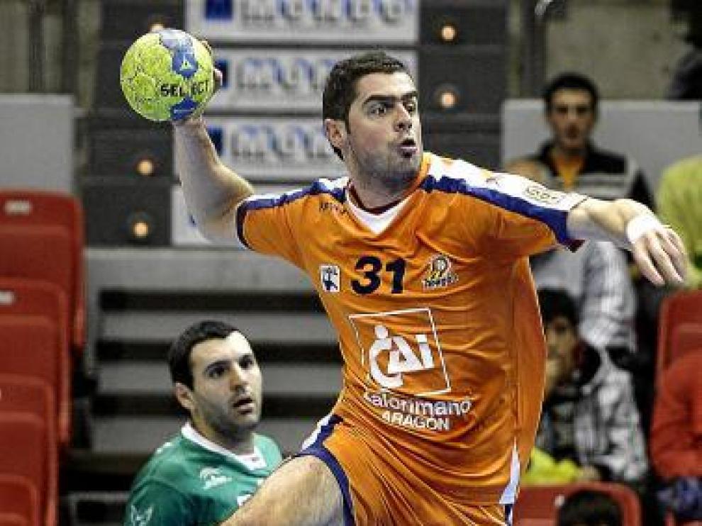 Stojanovic lanza a portería en el duelo de ayer
