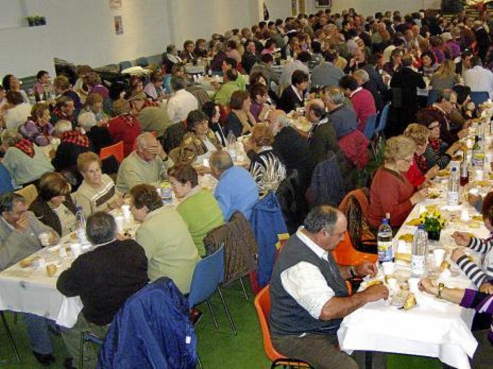 Un momento de la multitudinaria comida que se preparó en el pabellón municipal