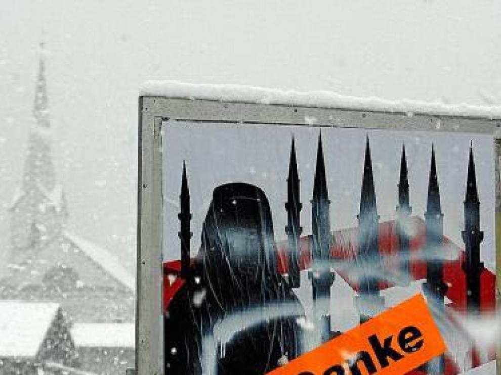 Un cartel que apoya prohibir los minaretes, ayer en Suiza.