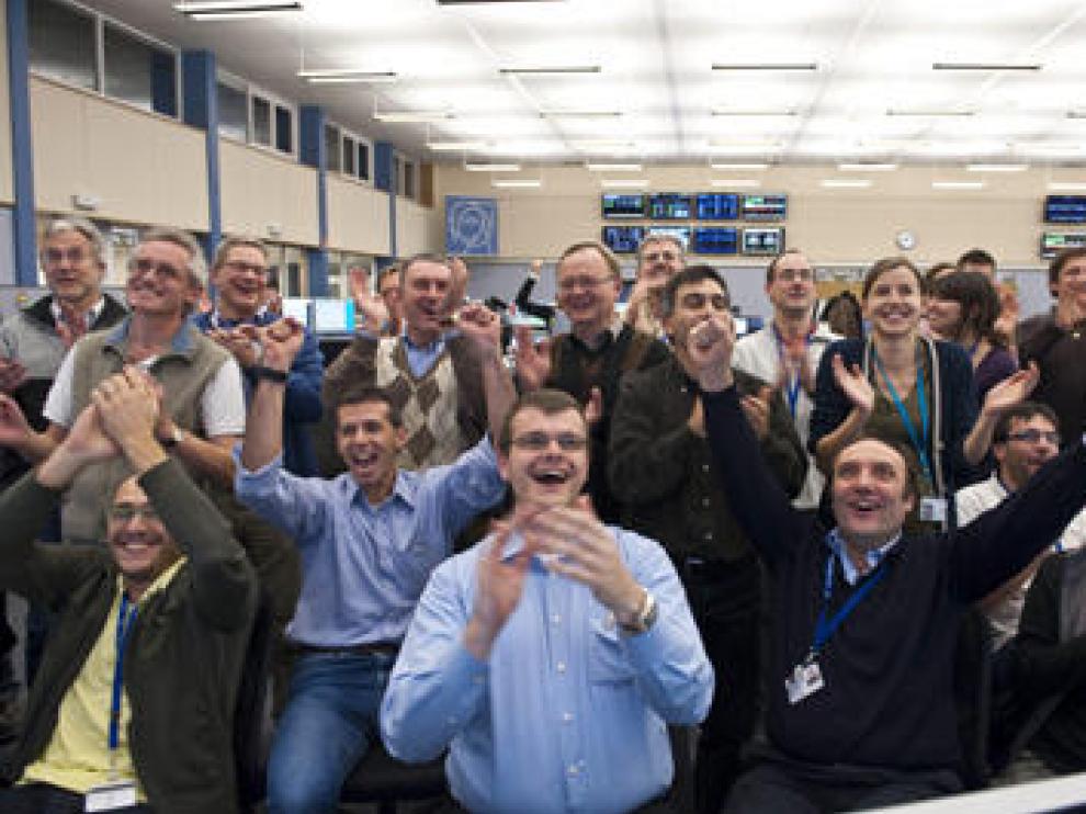 Científicos del CERN, en Ginebra, celebran el éxito del acelerador de partículas