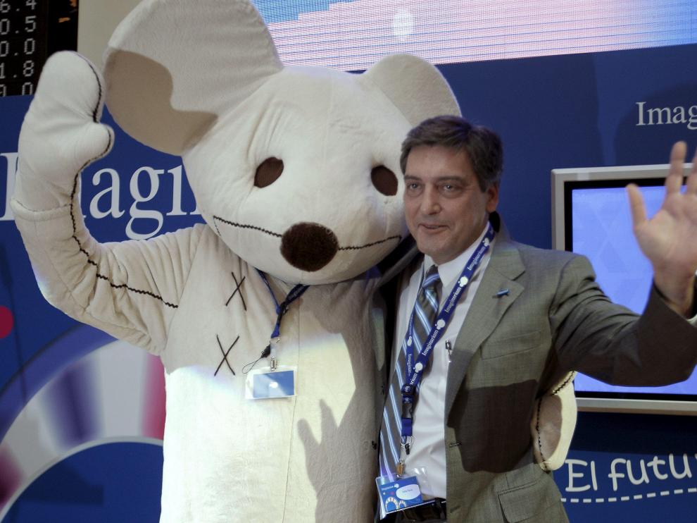 Félix Tena, presidente de Imaginarium con la mascota de la cadena.