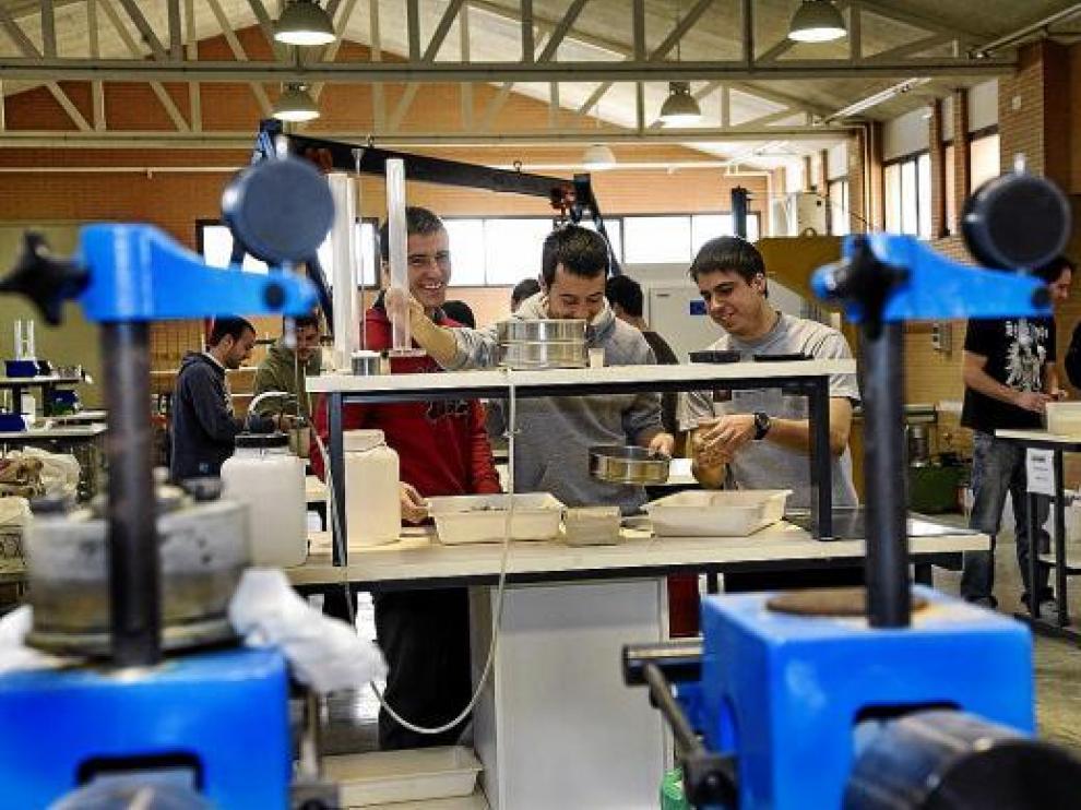 Un grupo de alumnos trabaja en un laboratorio de la Eupla