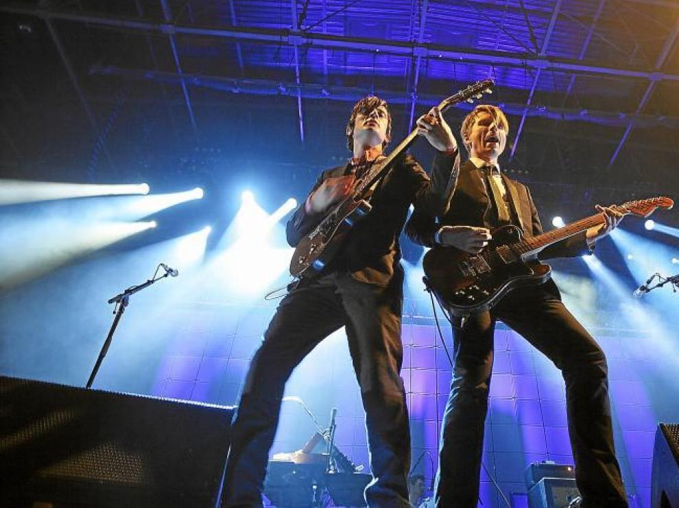 El público se entregó desde el principio a la música de Franz Ferdinand, que no defraudó y llenó de energía el pabellón Príncipe Felipe.
