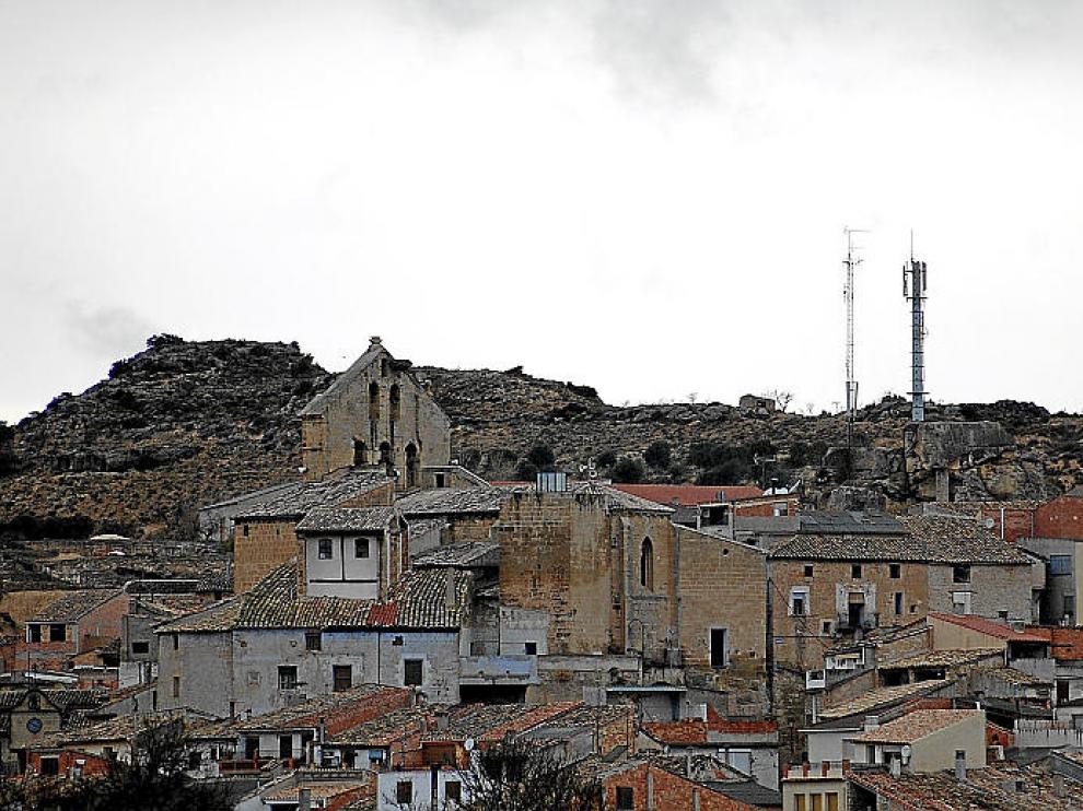 Vista del pueblo, con una antena de televisión y de telefonía al fondo