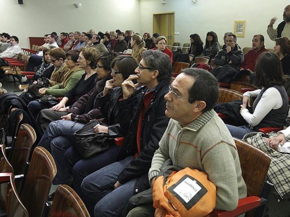 Trabajadores de La Bella Easo, al comenzar la asamblea de ayer. Detrás, de pie, un directivo de la empresa