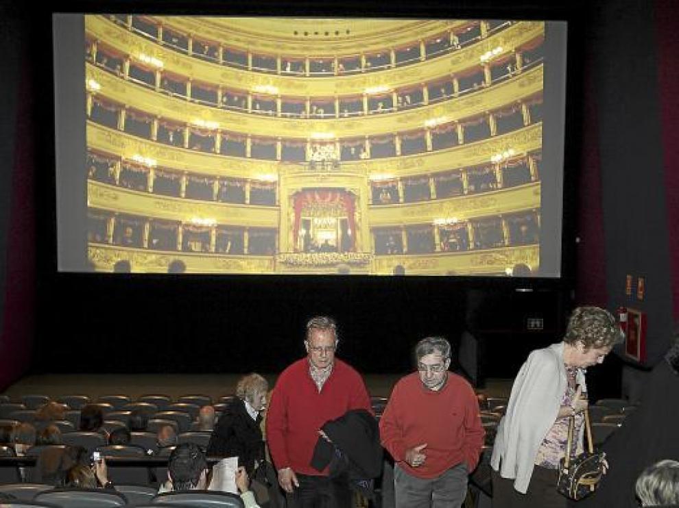 Varios de los asistentes durante una pausa en el pase de ópera en la sala de Cinesa Grancasa.