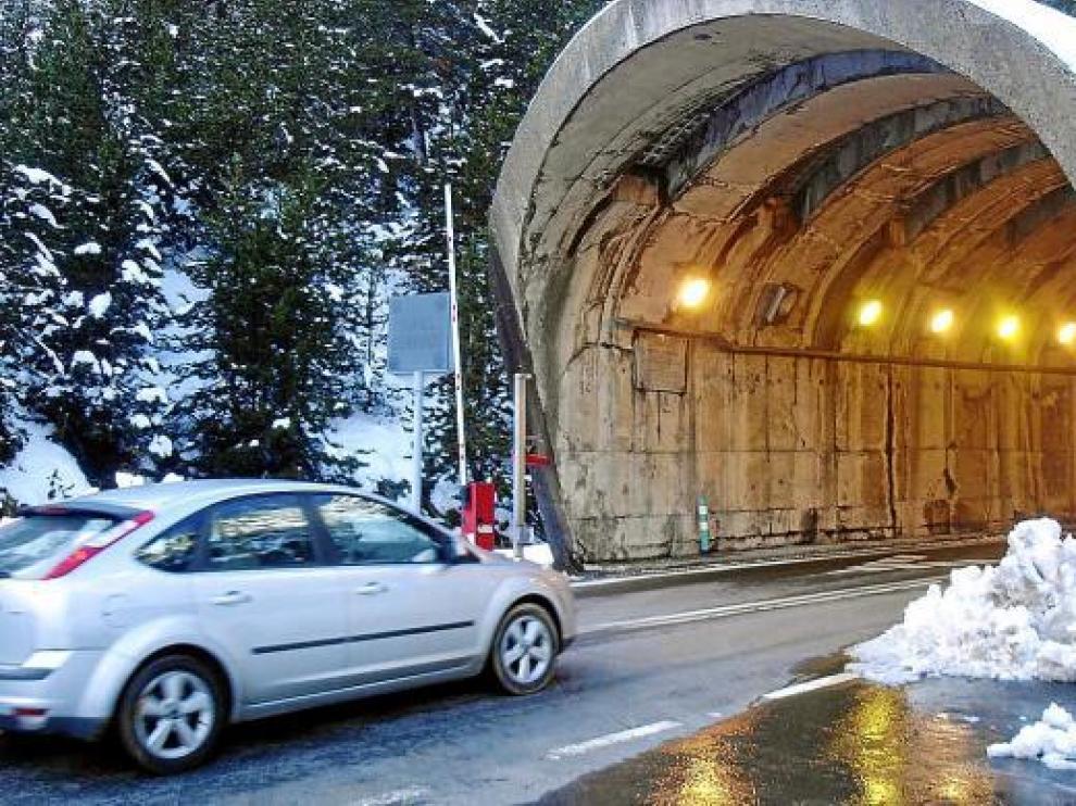 Imagen de archivo de un vehículo accediendo al túnel de Bielsa por la vertiente española.