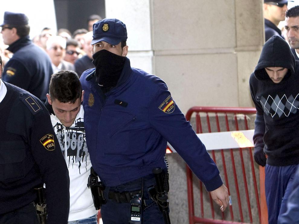 Samuel (izquierda) y Miguel (presunto autor de la muerte de Marta), durante su traslado a los juzgados en febrero.