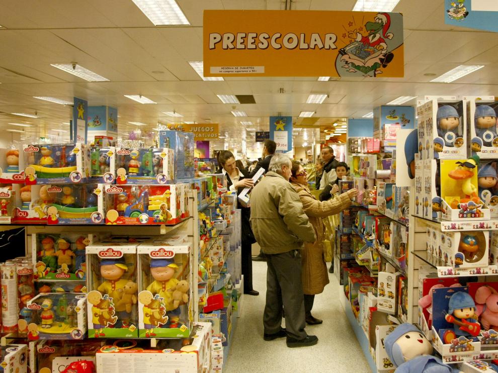 Clientes buscando entre miles de opciones el juguete adecuado.