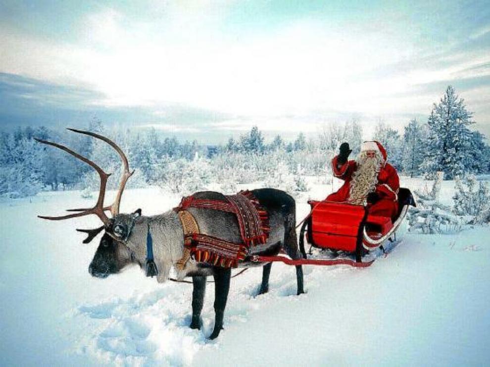 Una foto de Papá Noel en su trineo, en la nieve de Laponia, al norte de Finlandia