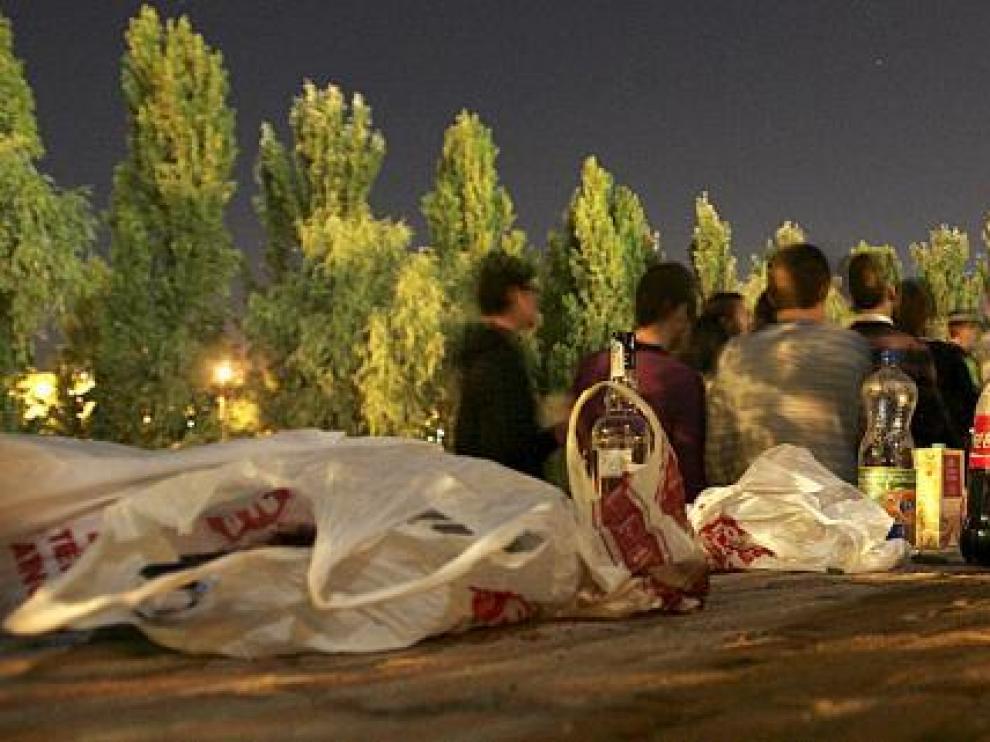 Un grupo de jóvenes bebiendo en el parque del Isuela, uno de los pocos lugares 'permitidos' ahora para hacer botellón en Huesca.