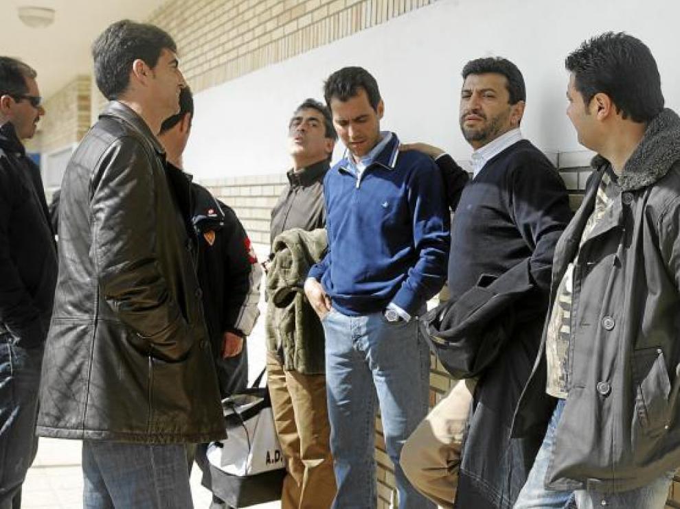 Gay conversa con Aragón y Nayim en un encuentro de los veteranos del Zaragoza. Detras, surge Solana.