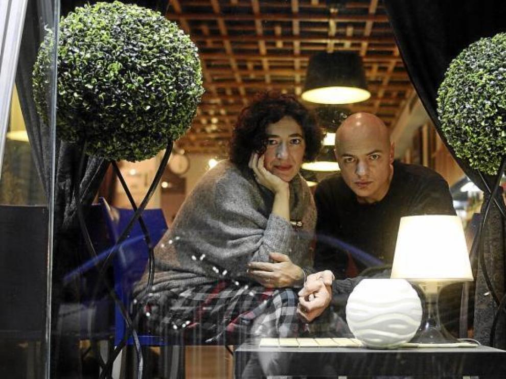 Eva y Marc, en el bar Le Petit Comité de Zaragoza. Detrás del cristal, como si fueran un belén