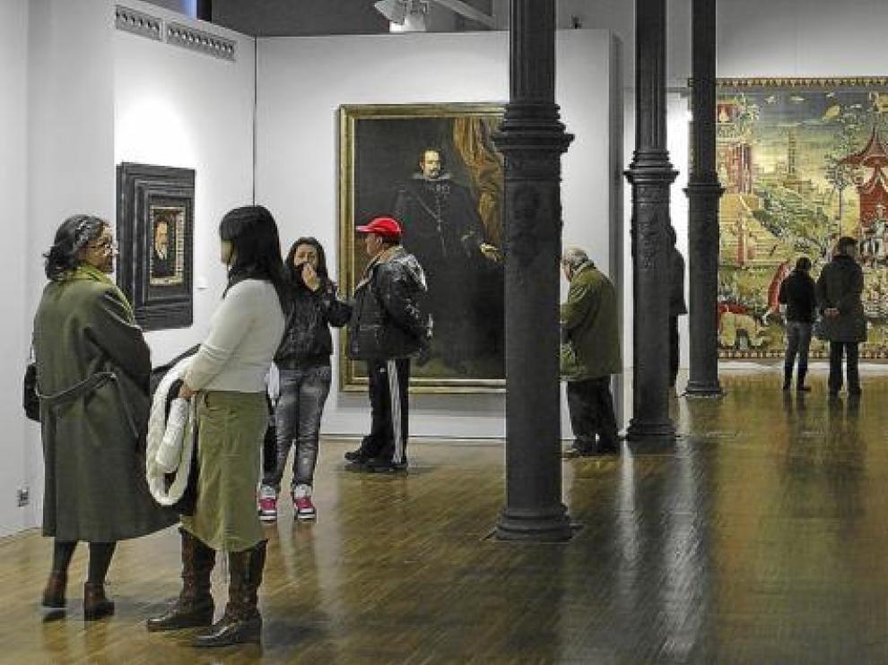 Sala del Paraninfo en la que comienza la exposición 'Selecta. Del Greco a Picasso', con el tapiz de la Manufactura Real de Beauvais 'El viaje del príncipe' al fondo