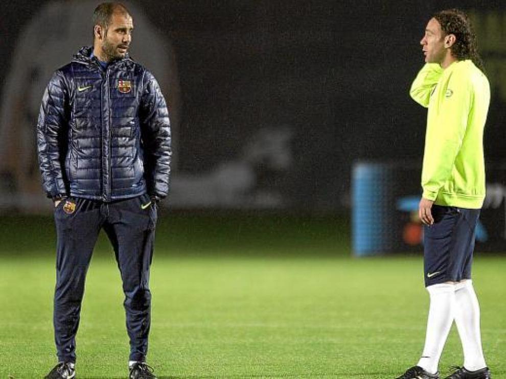 Pep Guardiola charla con Gaby Milito